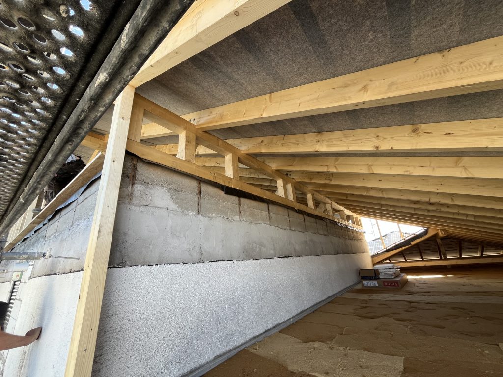 Neue Holzdachkonstruktion entlang des Höhenversatzes im Bestandsgebäude