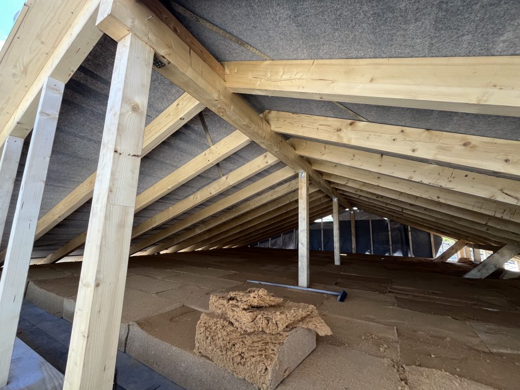 Pfetten, Sparren und Holzstützen der ausgeführten Dachkonstruktion